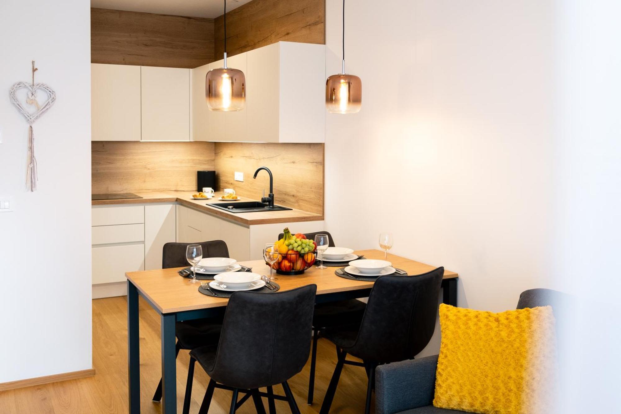 Masarykova Residence - Modern 1-Bedroom In City Center & Free Parking Любляна Екстериор снимка
