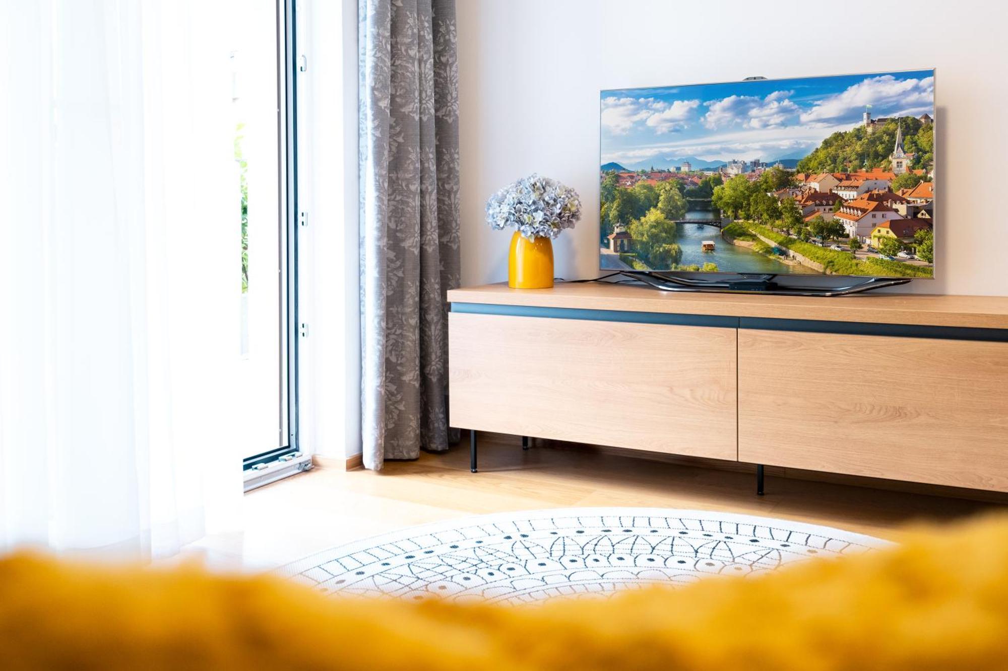 Masarykova Residence - Modern 1-Bedroom In City Center & Free Parking Любляна Екстериор снимка